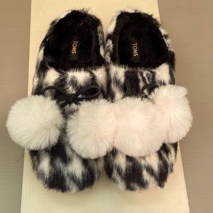 Brand new Toms Black & White Houndstooth fuzzy slippers Women’s size 6